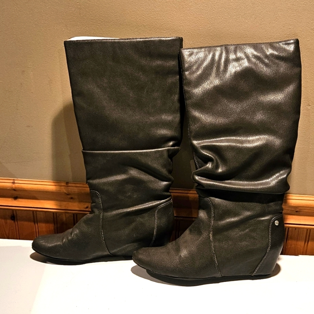 Womens calf high boots